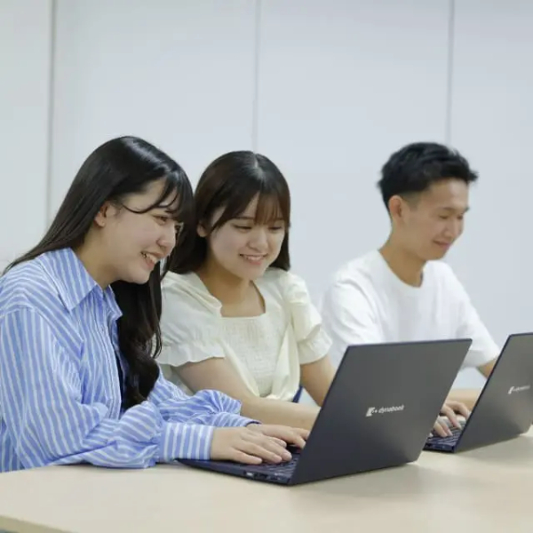 横浜実践看護専門学校の学校生活の様子