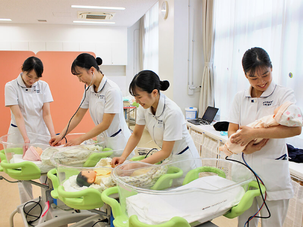 横浜市医師会聖灯看護専門学校の魅力とは？学校の雰囲気から学費・進路